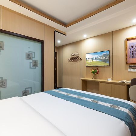 The East Hotel-Very Close To The Drum Tower,The Lama Temple,Houhai Bar Street,And The Forbidden City,There Are Many Old Beijing Traditional Hutongs Around The Hotel ,Experience The Culture Of Old Beijing Hutongs,Near Exit A Of Shichahai On Metro Line Kültér fotó