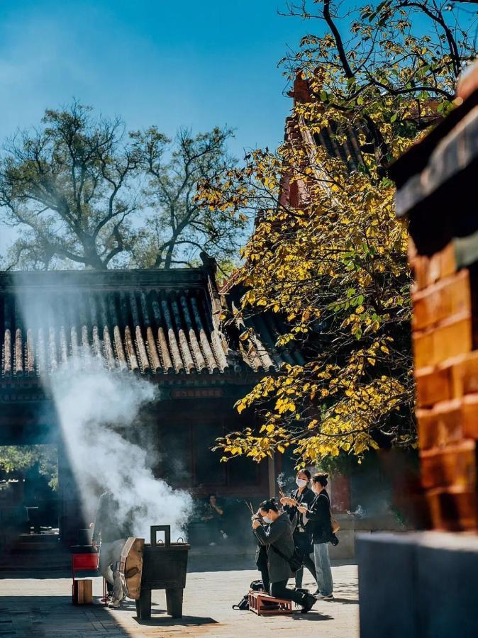 The East Hotel-Very Close To The Drum Tower,The Lama Temple,Houhai Bar Street,And The Forbidden City,There Are Many Old Beijing Traditional Hutongs Around The Hotel ,Experience The Culture Of Old Beijing Hutongs,Near Exit A Of Shichahai On Metro Line Kültér fotó
