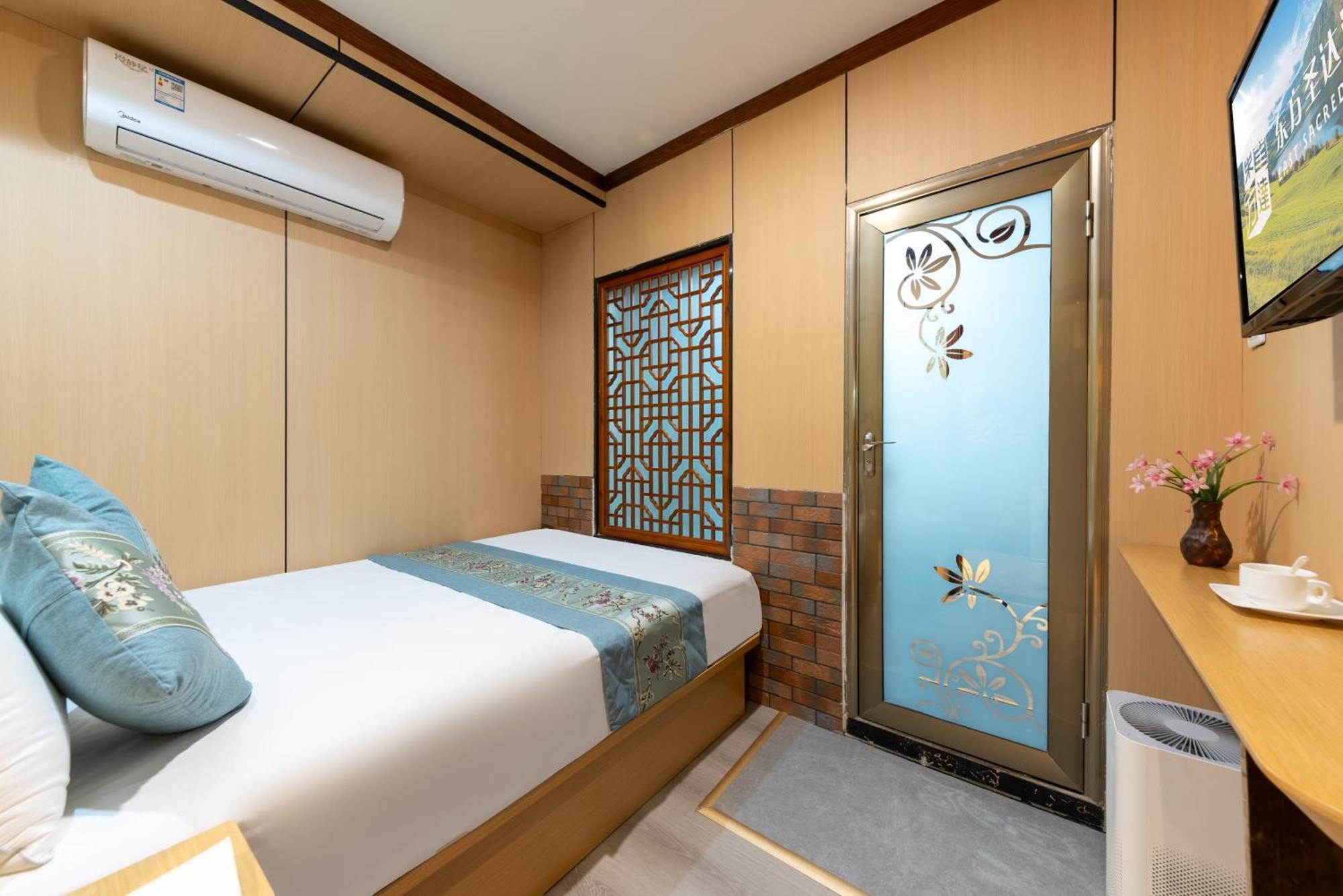 The East Hotel-Very Close To The Drum Tower,The Lama Temple,Houhai Bar Street,And The Forbidden City,There Are Many Old Beijing Traditional Hutongs Around The Hotel ,Experience The Culture Of Old Beijing Hutongs,Near Exit A Of Shichahai On Metro Line Kültér fotó