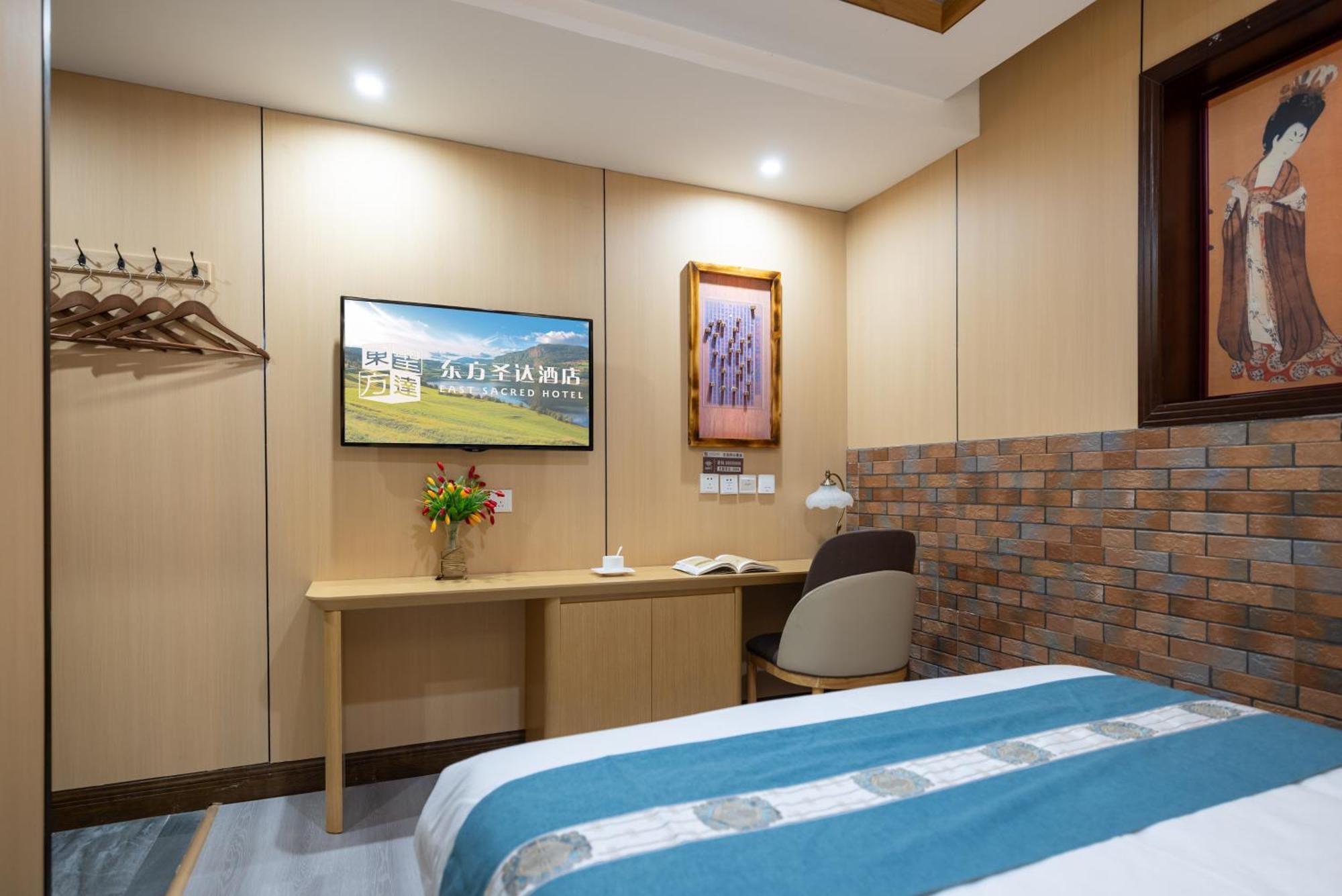 The East Hotel-Very Close To The Drum Tower,The Lama Temple,Houhai Bar Street,And The Forbidden City,There Are Many Old Beijing Traditional Hutongs Around The Hotel ,Experience The Culture Of Old Beijing Hutongs,Near Exit A Of Shichahai On Metro Line Kültér fotó
