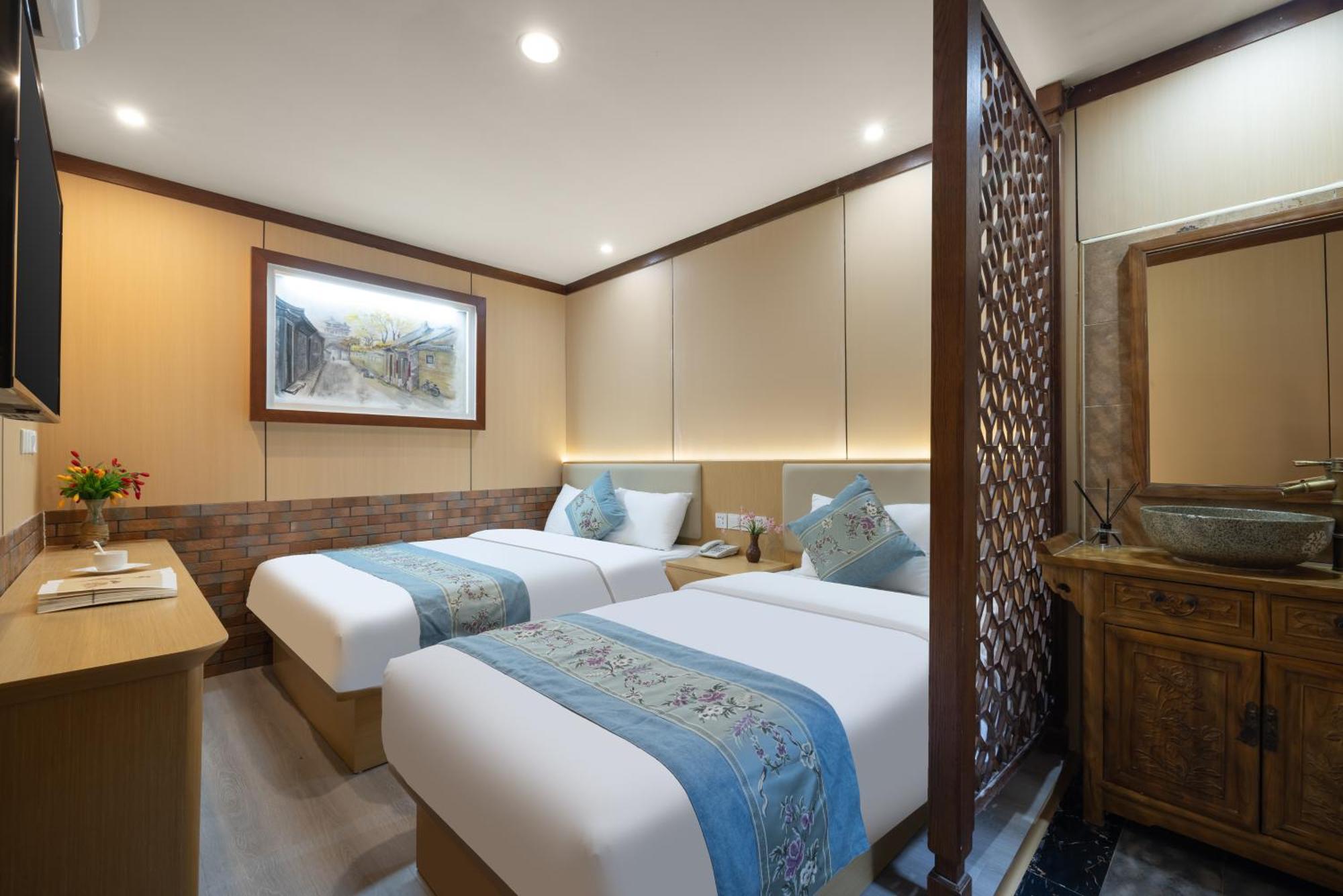 The East Hotel-Very Close To The Drum Tower,The Lama Temple,Houhai Bar Street,And The Forbidden City,There Are Many Old Beijing Traditional Hutongs Around The Hotel ,Experience The Culture Of Old Beijing Hutongs,Near Exit A Of Shichahai On Metro Line Kültér fotó