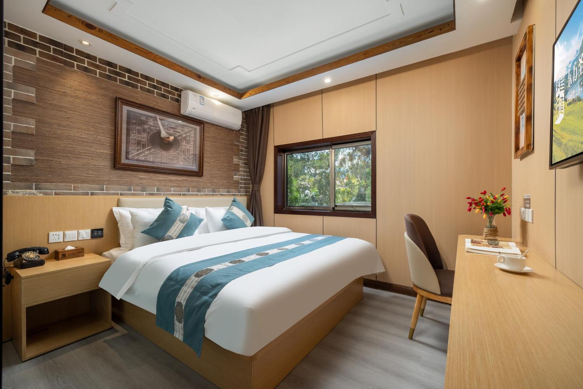 The East Hotel-Very Close To The Drum Tower,The Lama Temple,Houhai Bar Street,And The Forbidden City,There Are Many Old Beijing Traditional Hutongs Around The Hotel ,Experience The Culture Of Old Beijing Hutongs,Near Exit A Of Shichahai On Metro Line Kültér fotó