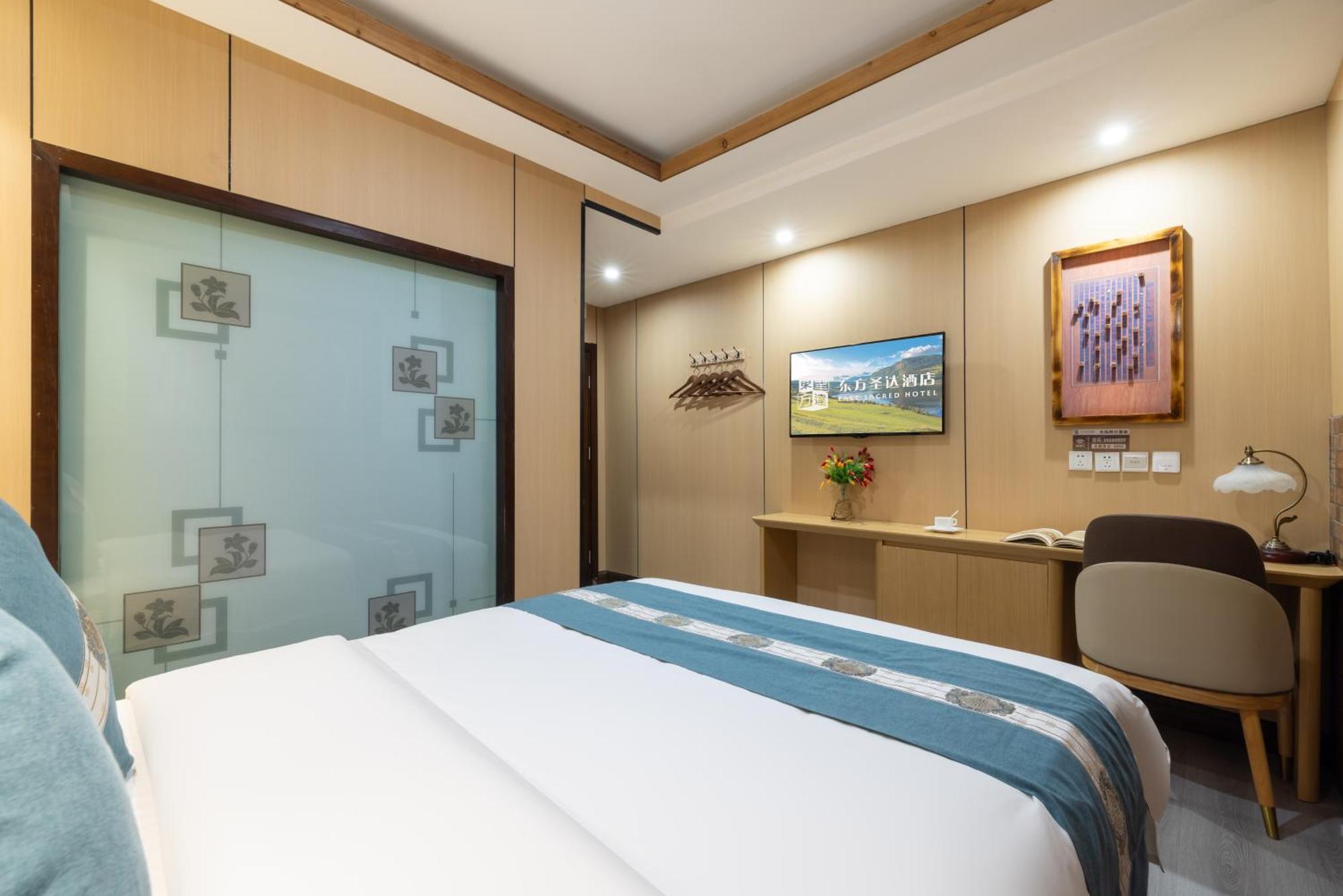 The East Hotel-Very Close To The Drum Tower,The Lama Temple,Houhai Bar Street,And The Forbidden City,There Are Many Old Beijing Traditional Hutongs Around The Hotel ,Experience The Culture Of Old Beijing Hutongs,Near Exit A Of Shichahai On Metro Line Kültér fotó