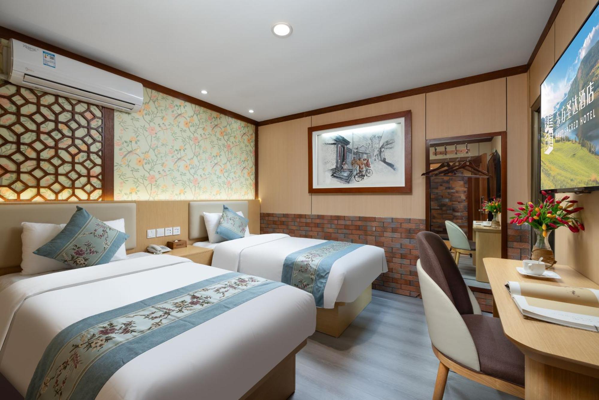 The East Hotel-Very Close To The Drum Tower,The Lama Temple,Houhai Bar Street,And The Forbidden City,There Are Many Old Beijing Traditional Hutongs Around The Hotel ,Experience The Culture Of Old Beijing Hutongs,Near Exit A Of Shichahai On Metro Line Kültér fotó