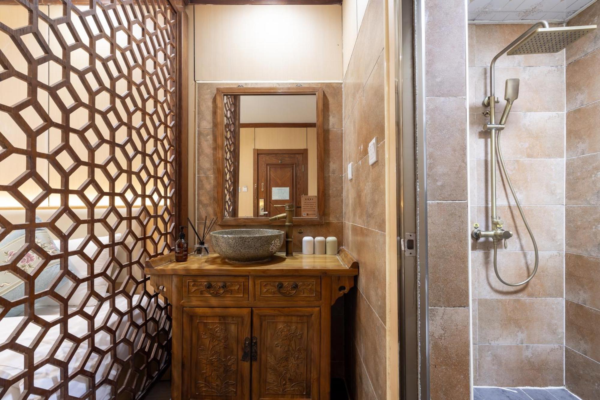 The East Hotel-Very Close To The Drum Tower,The Lama Temple,Houhai Bar Street,And The Forbidden City,There Are Many Old Beijing Traditional Hutongs Around The Hotel ,Experience The Culture Of Old Beijing Hutongs,Near Exit A Of Shichahai On Metro Line Kültér fotó