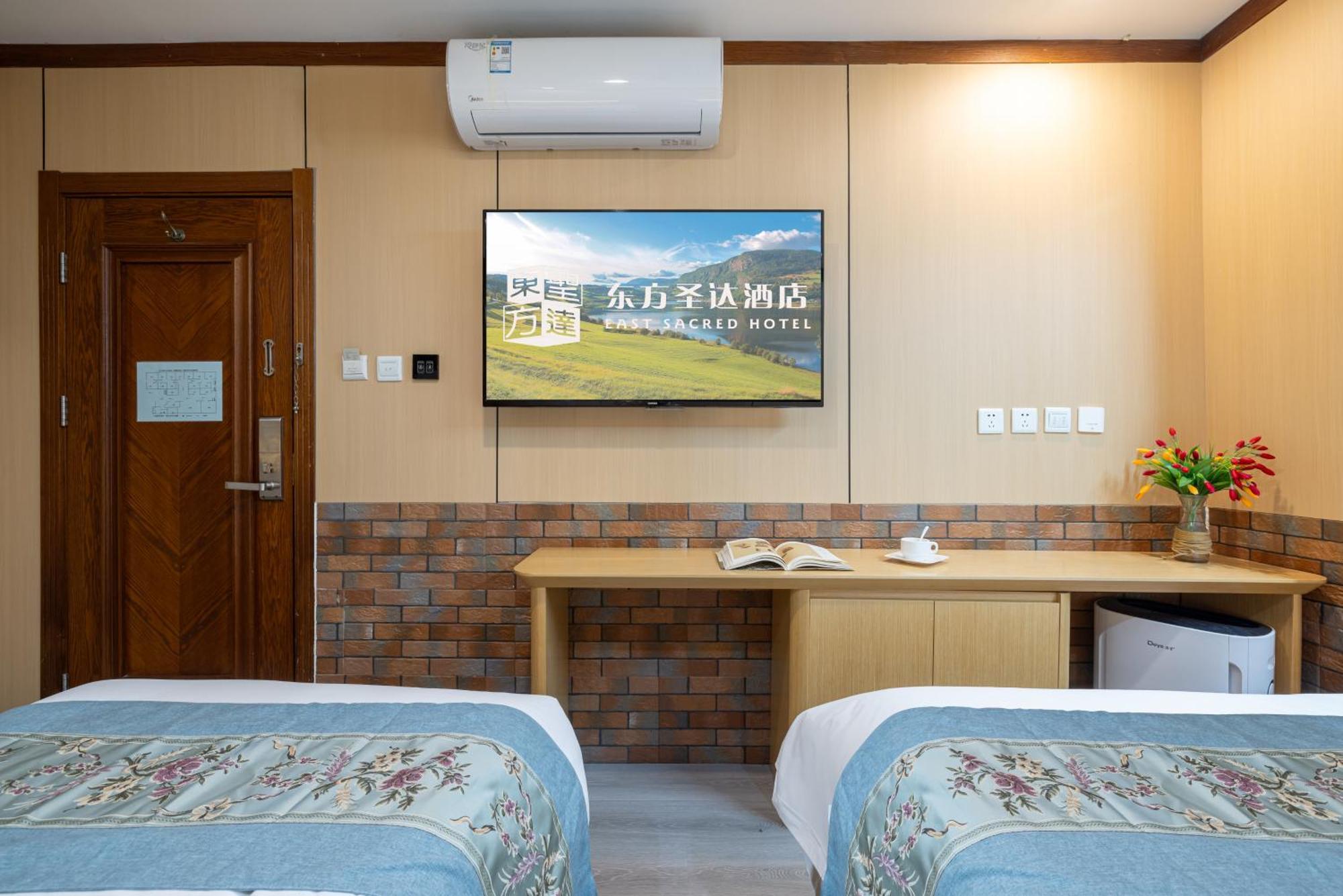 The East Hotel-Very Close To The Drum Tower,The Lama Temple,Houhai Bar Street,And The Forbidden City,There Are Many Old Beijing Traditional Hutongs Around The Hotel ,Experience The Culture Of Old Beijing Hutongs,Near Exit A Of Shichahai On Metro Line Kültér fotó